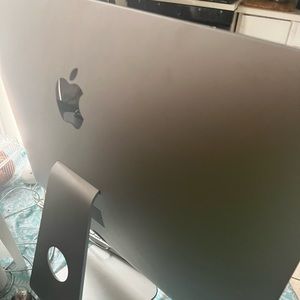 Apple - 21.5" iMac with Retina 4K display - Intel Core i3 8GB Memory - 256GB SSD